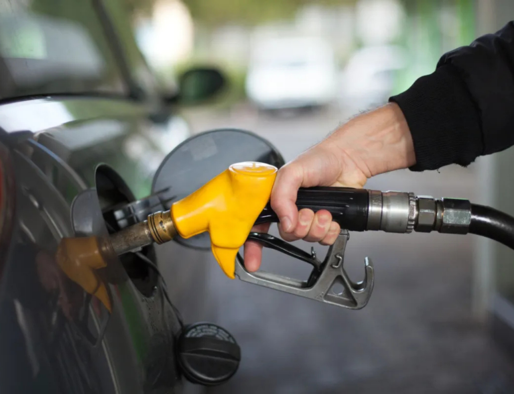 Petrobras anuncia aumento no diesel a partir deste sábado