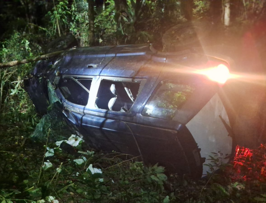 Motorista fica ferido após carro capotar em ribanceira em Braço do Norte