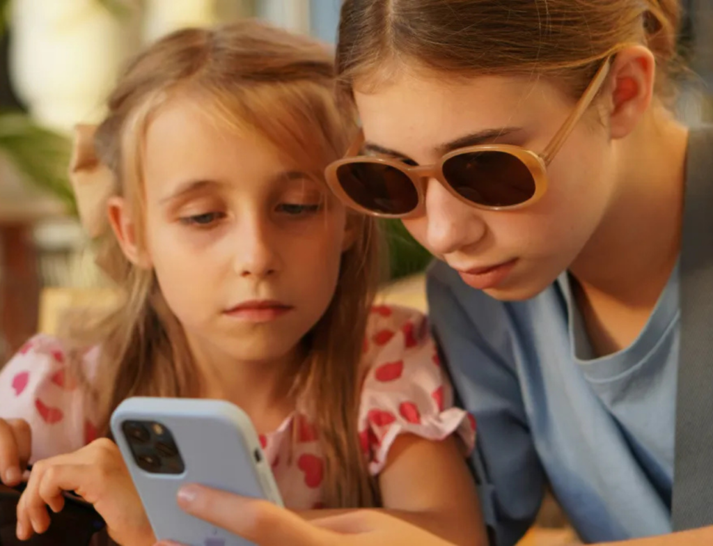 ECA Digital entra em vigor e muda regras para uso da internet por menores