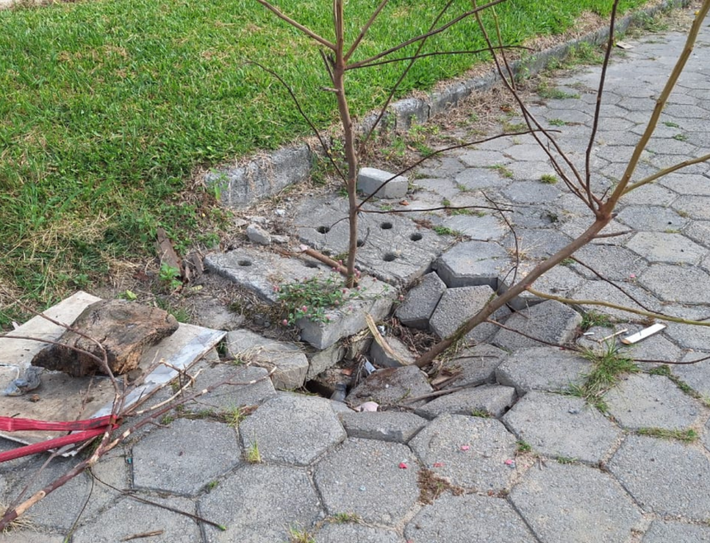 Buraco em rua de Tubarão causa acidente e preocupa moradores