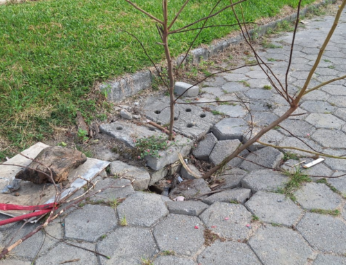 Buraco em rua de Tubarão causa acidente e preocupa moradores