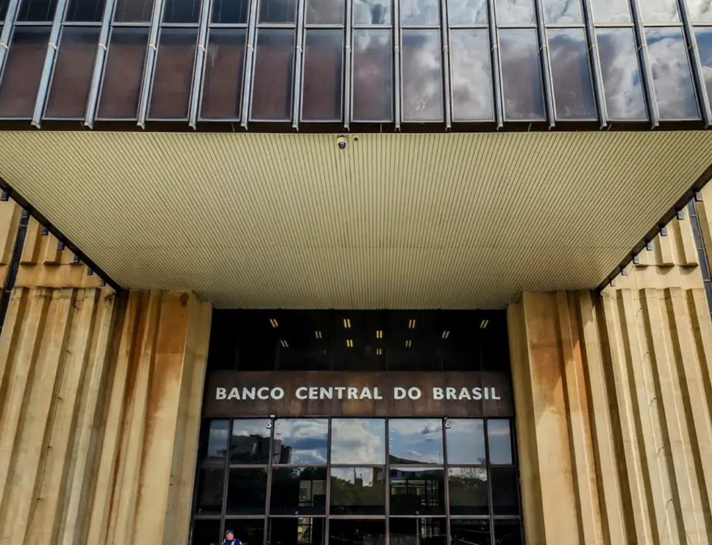 Copom pode iniciar corte da Selic mesmo com tensão global
