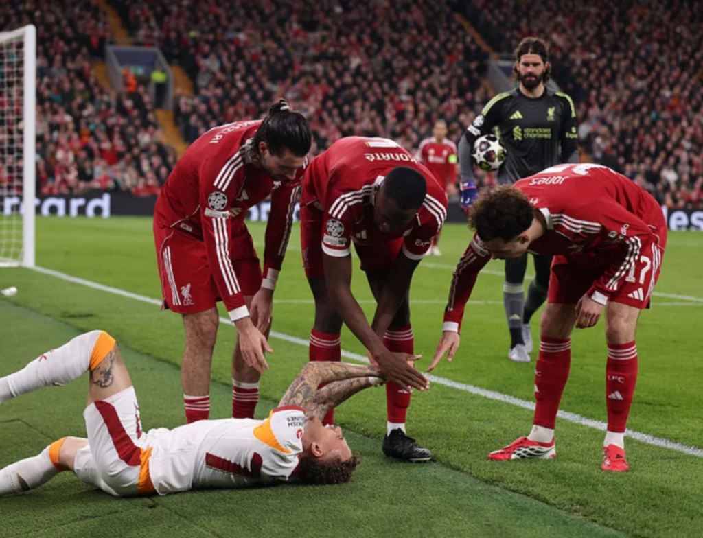 Jogador tem parte do dedo decepada em jogo da Champions