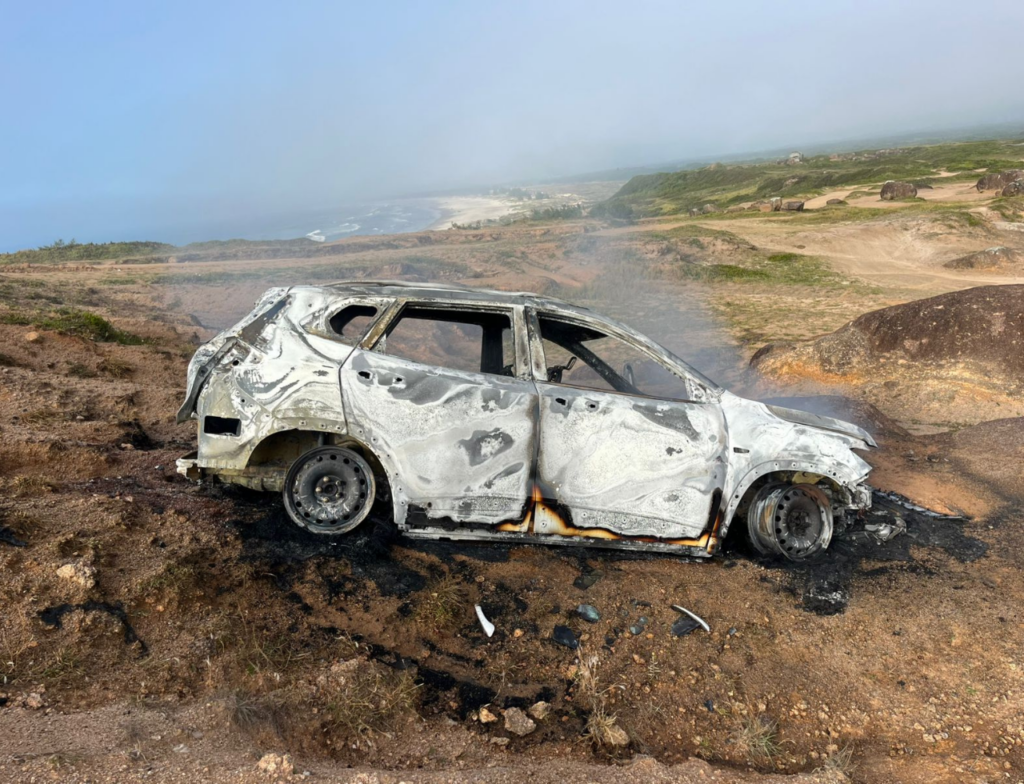 Corpo carbonizado é encontrado em carro incendiado em Laguna