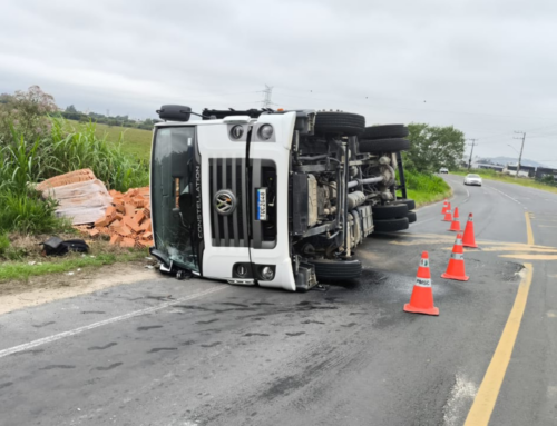 Caminhão tomba em avenida de Tubarão
