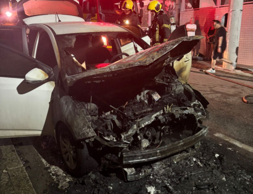 Carro pega fogo no centro de Tubarão e mobiliza bombeiros