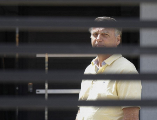 Bolsonaro recebe alta após duas semanas internado em Brasília