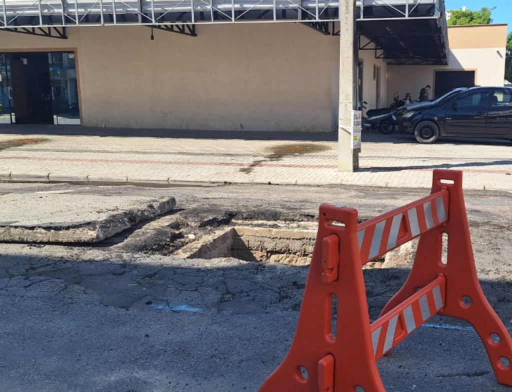 Obras para desobstrução de drenagem causam bloqueios em Tubarão