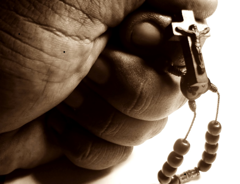 Terço dos Homens reúne fiéis em praça de Tubarão