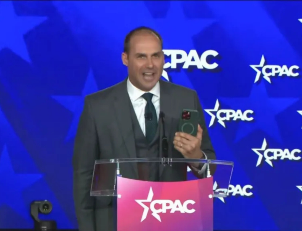 Moraes dá 24h para defesa de Bolsonaro explicar fala de Eduardo