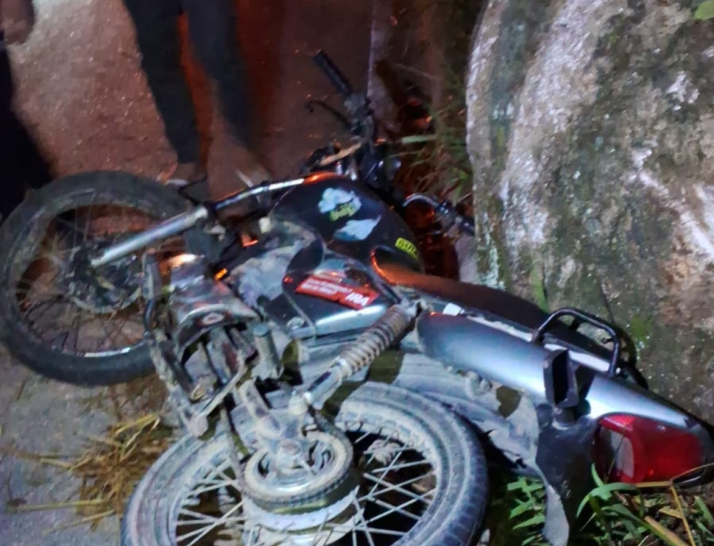 Adolescente fica ferido em acidente com moto em Laguna