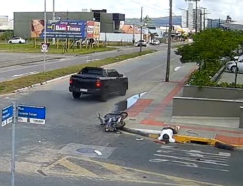 Motociclista fica ferido em novo acidente em rotatória de Tubarão