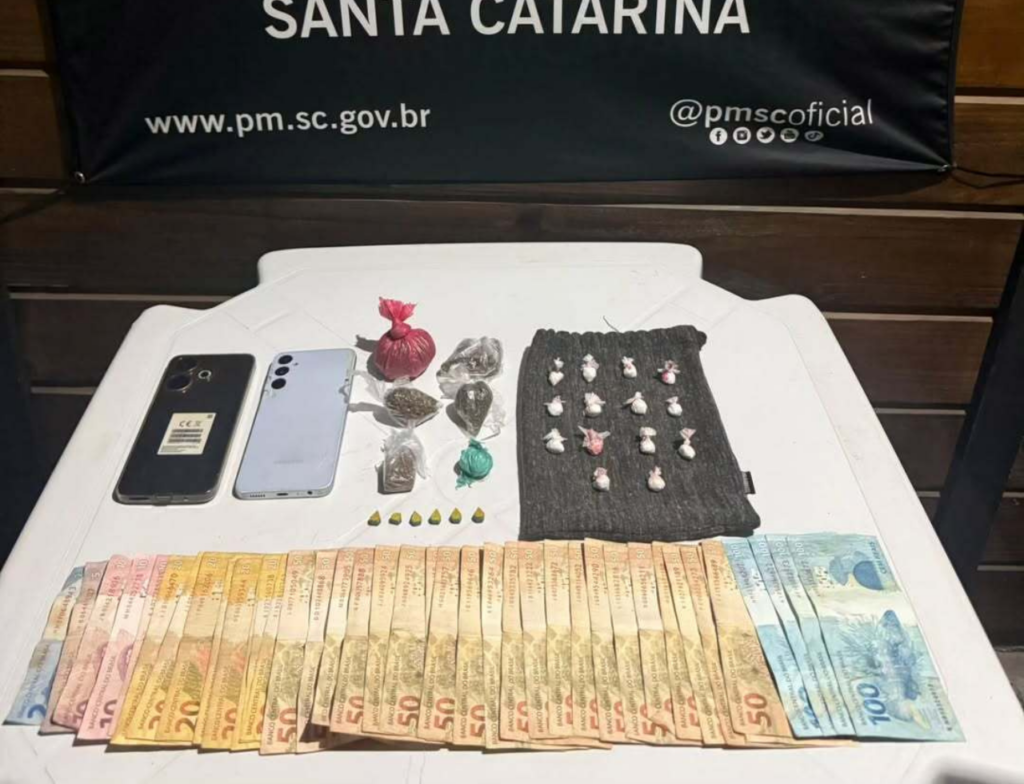 Polícia prende três por tráfico e apreende menor em Imbituba