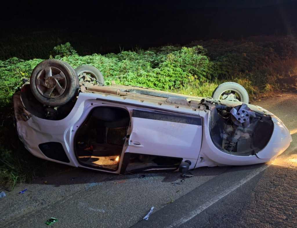 Carro capota após colisão na SC-470 em Braço do Norte