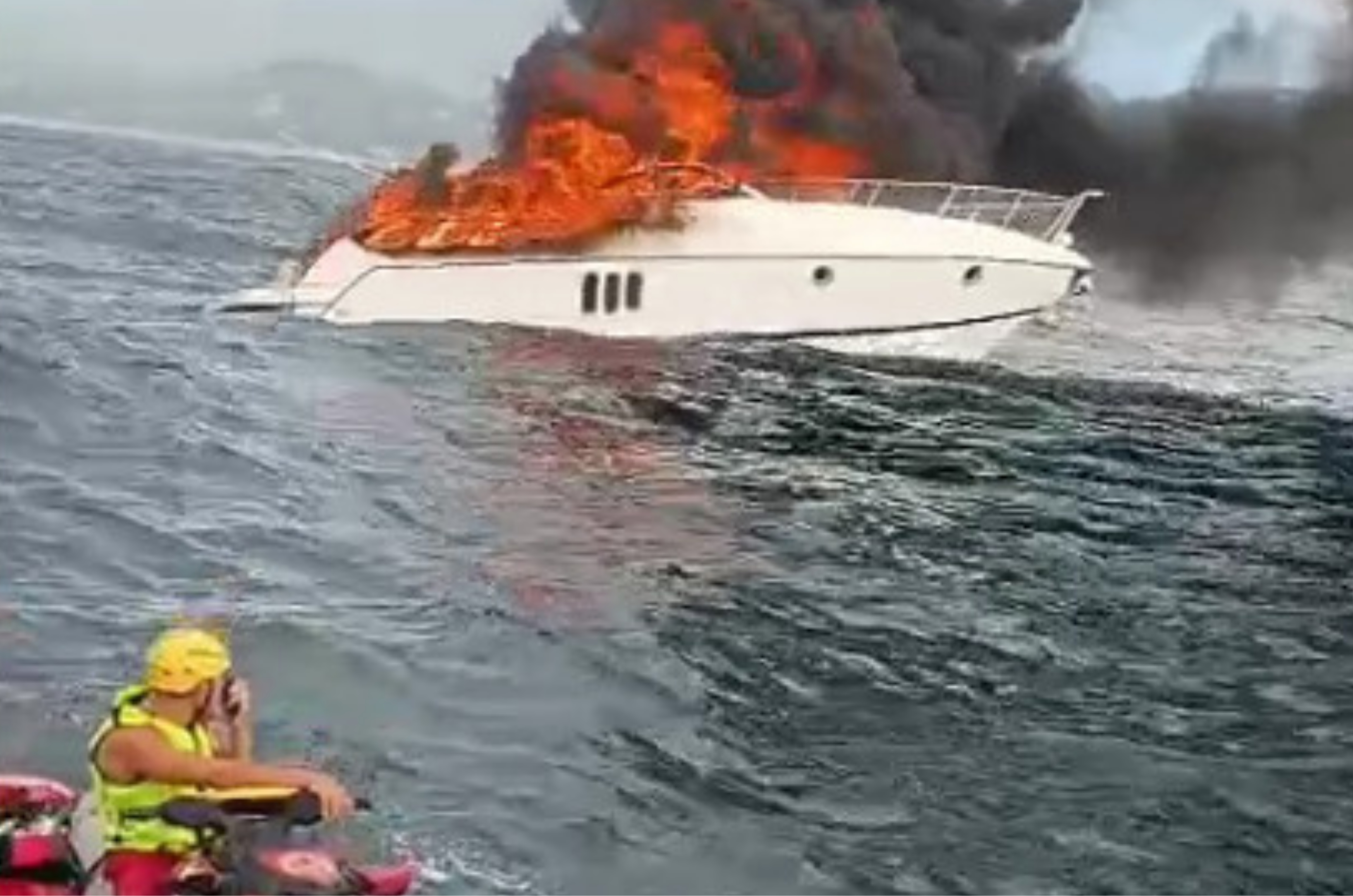 Embarcação pega fogo e afunda na Praia Mole em Florianópolis