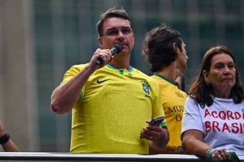 Flávio Bolsonaro comenta eleições e nega definição de alianças