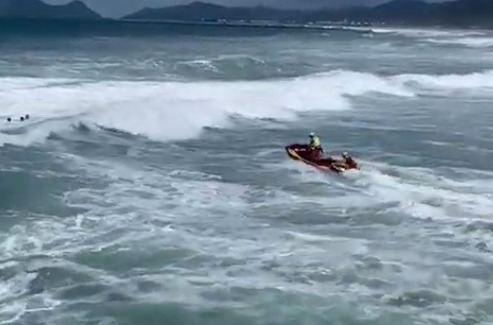 Guarda-vidas resgatam homem arrastado por corrente em praia de Florianópolis