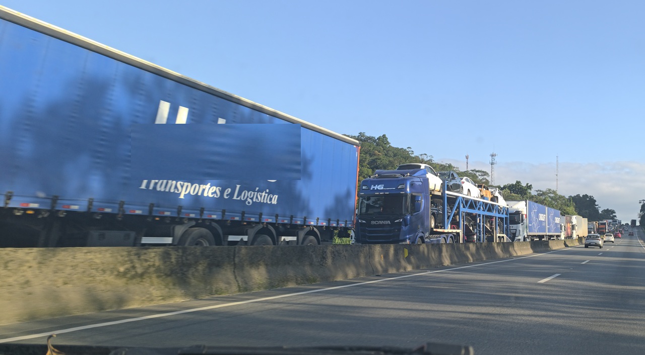 Colisão entre duas carretas na BR-101 em Itajaí provoca congestionamento de 12km