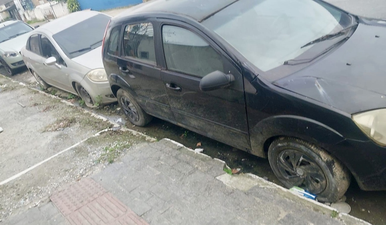Fiscalização nas ruas de Itajaí resulta no recolhimento de 90 veículos abandonados em fevereiro