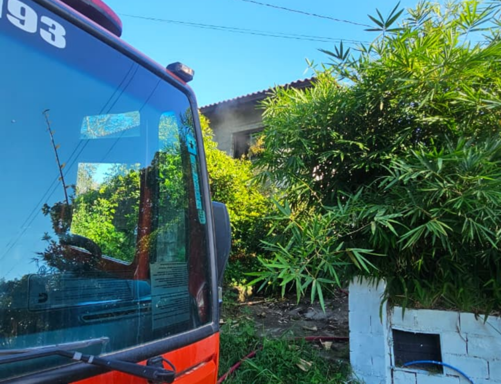 Incêndio atinge casa abandonada em São José