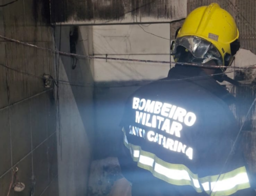 Incêndio atinge restaurante em praia de Florianópolis