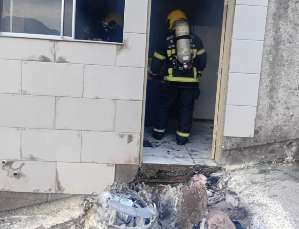 Incêndio em casa mobiliza bombeiros e dois cães são resgatados em Biguaçu