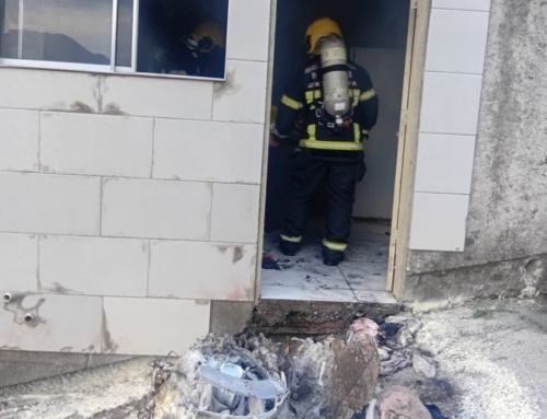 Incêndio em casa mobiliza bombeiros e dois cães são resgatados em Biguaçu