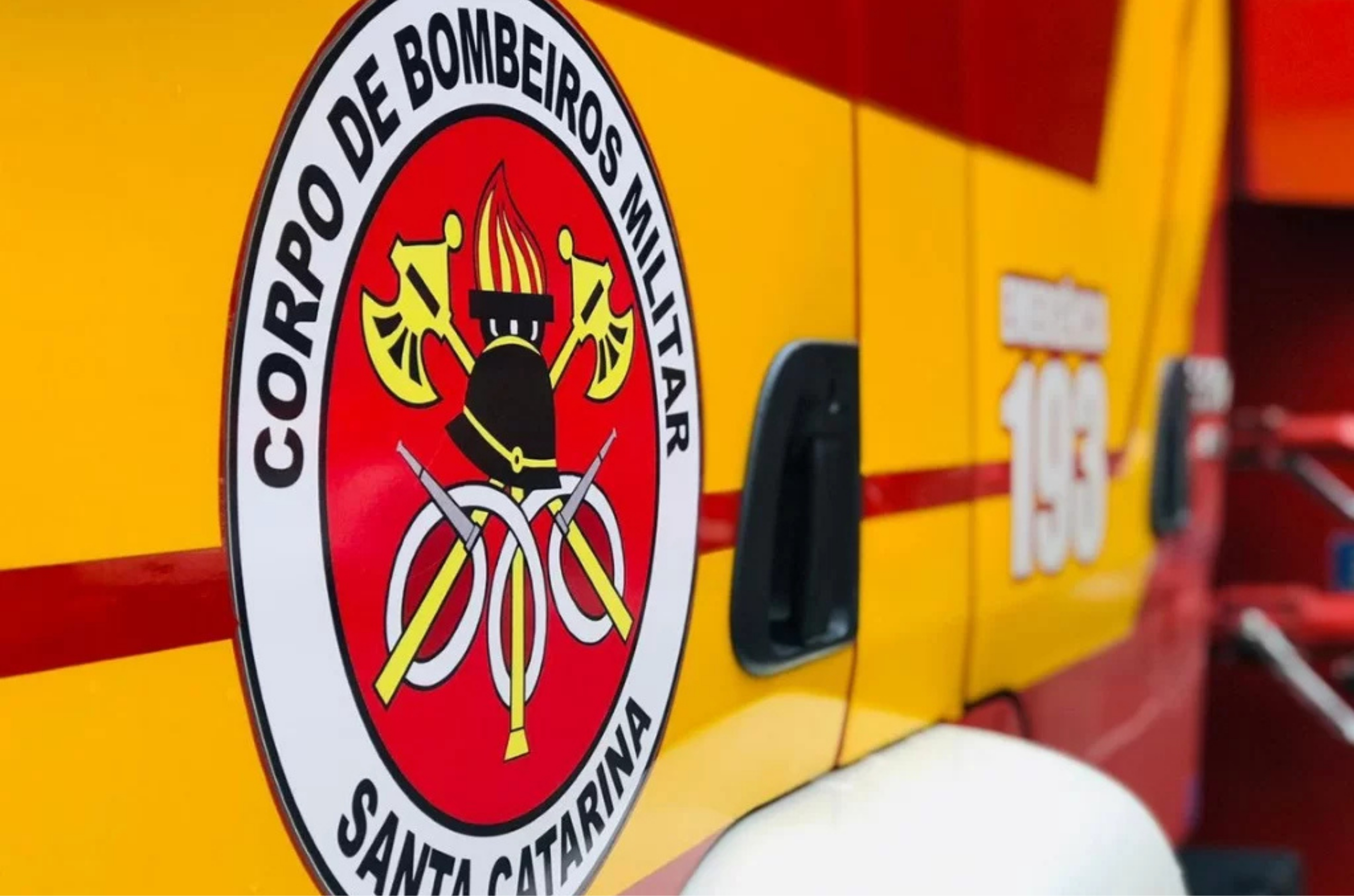 Incêndio em depósito mobiliza bombeiros em São José