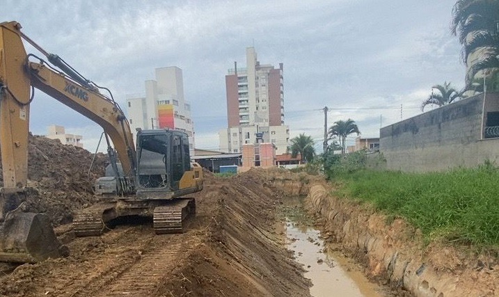 Limpeza em valas busca prevenir alagamentos na região central de Palhoça