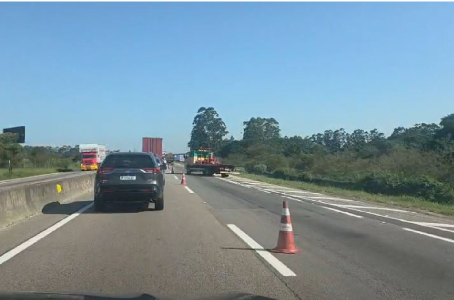 Motorista enfrenta 3h de fila e cobra guincho na BR-101