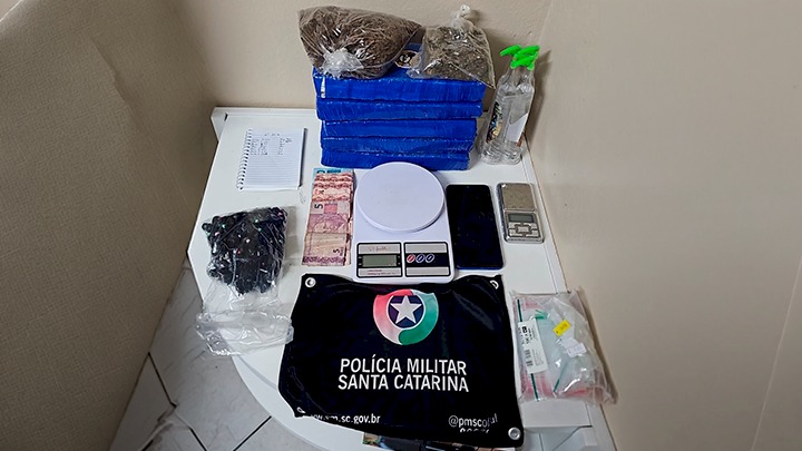 Mulher é presa por tráfico e mandado ativo em São José