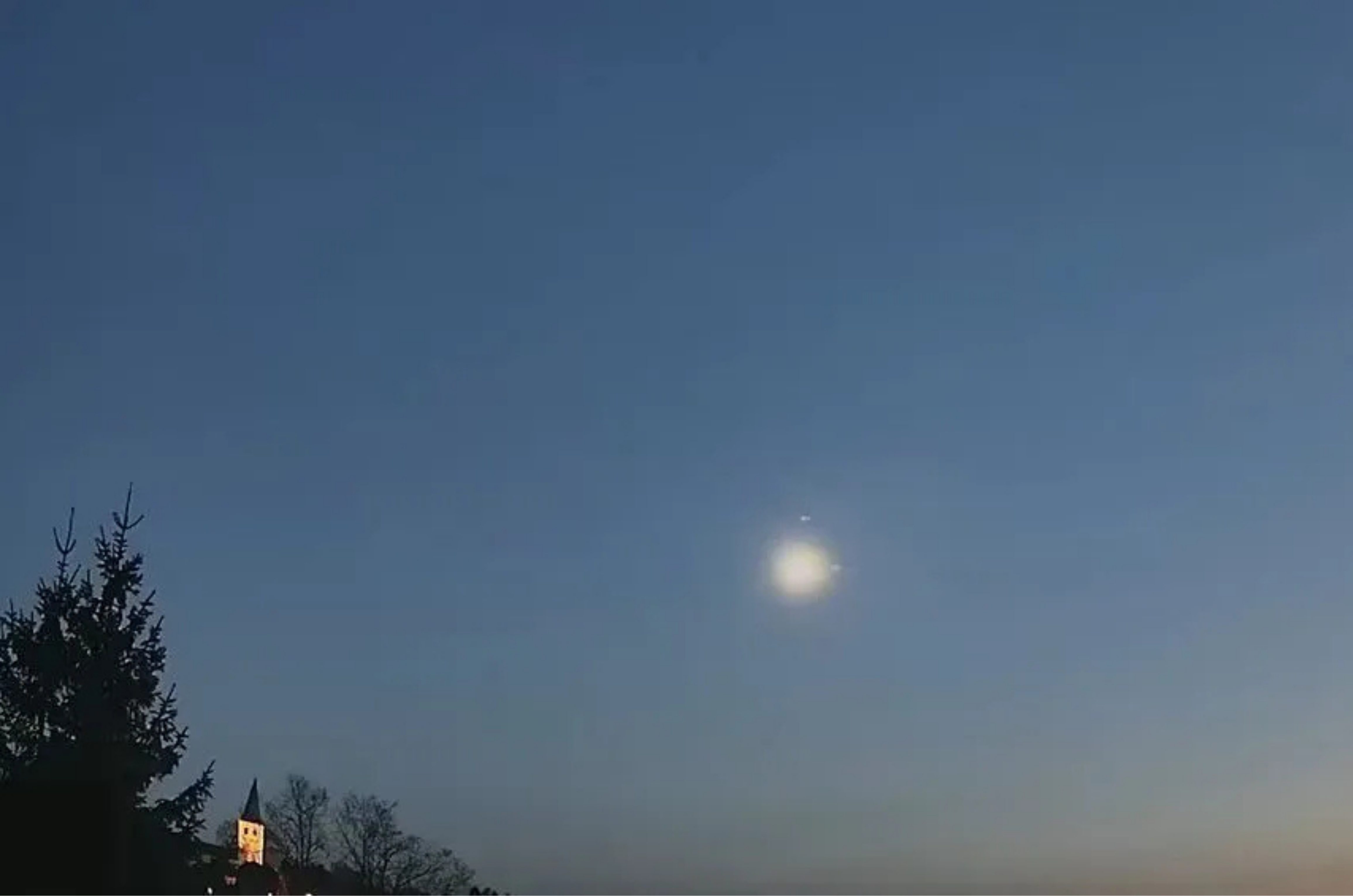 Objeto confundido com míssil rasga o céu da Europa e atinge casa