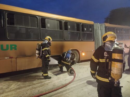 Ônibus articulado pega fogo em São José e mobiliza bombeiros