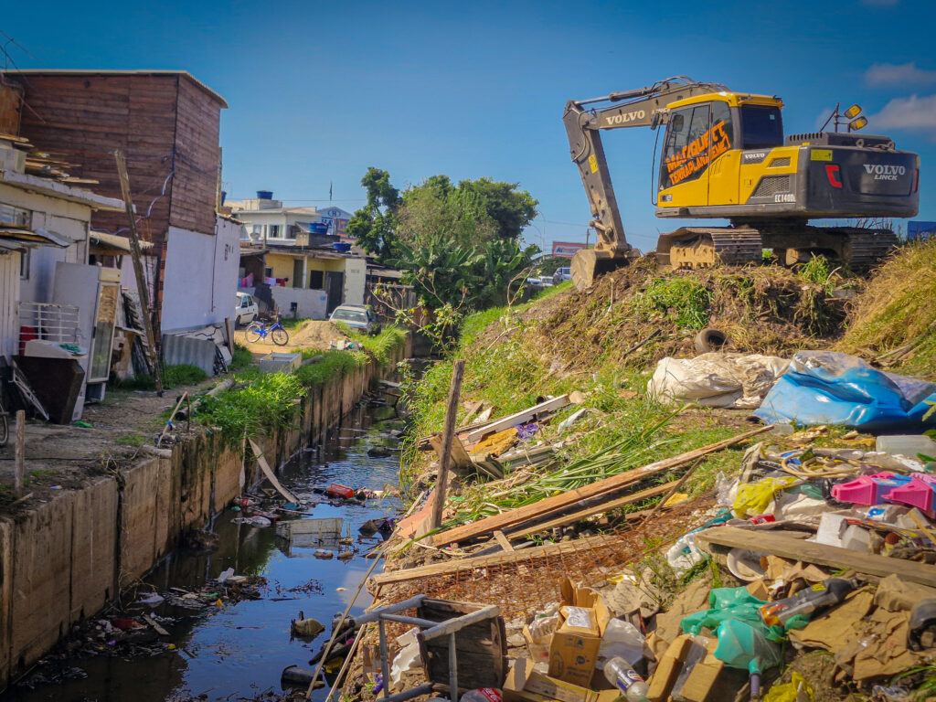 Mais de 200 toneladas de entulho são recolhidas em megaoperação na BR-470 em Navegantes