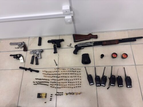 Operação apreende armas, munições e drogas em São José