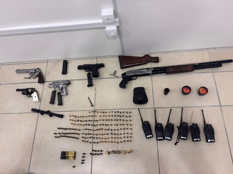 Operação apreende armas, munições e drogas em São José