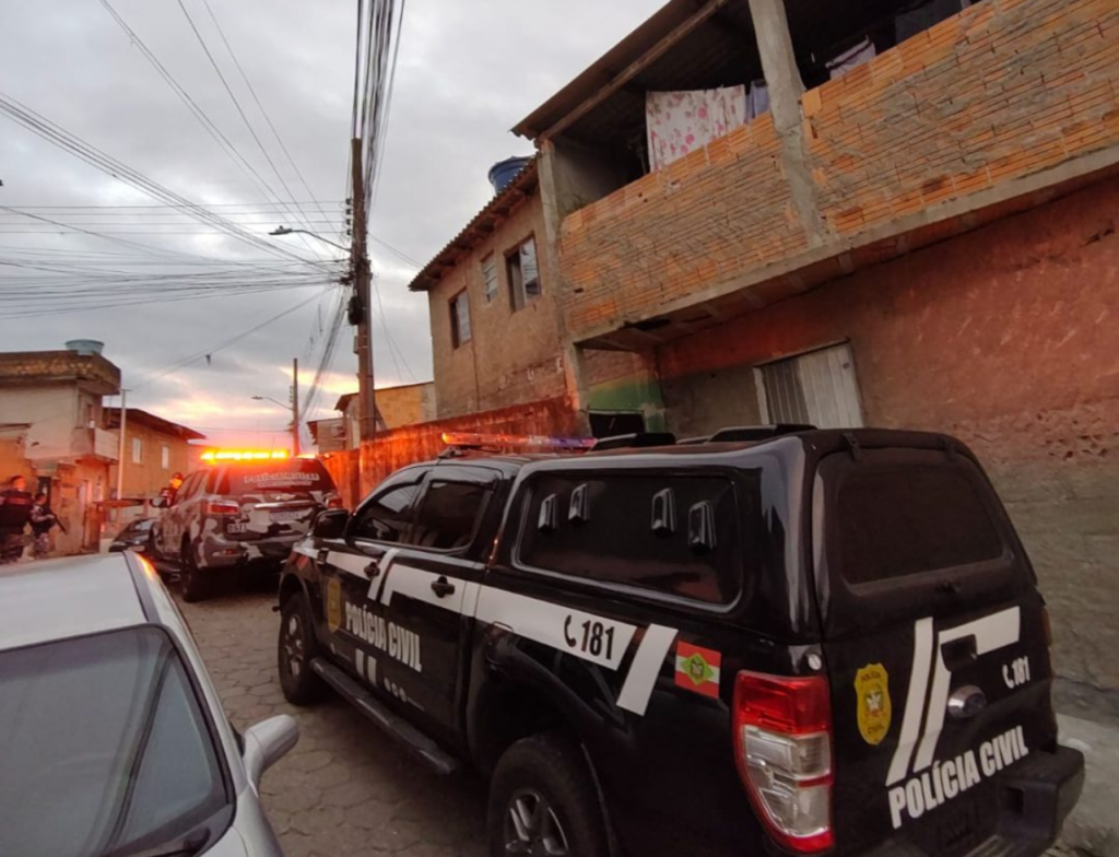 Operação policial mira homicídios na Grande Florianópolis