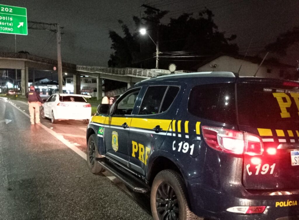 PRF flagra racha e detém motoristas na Grande Florianópolis