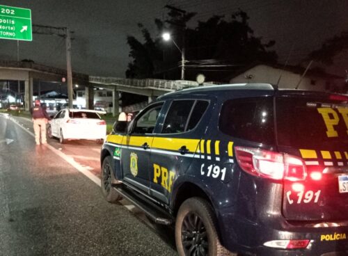 PRF flagra racha e detém motoristas na Grande Florianópolis