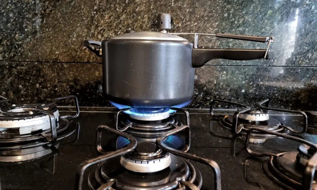 Panela de pressão esquecida causa susto em São José