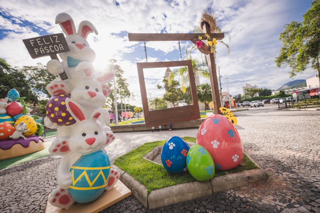 Praça de Biguaçu ganha decoração especial de Páscoa
