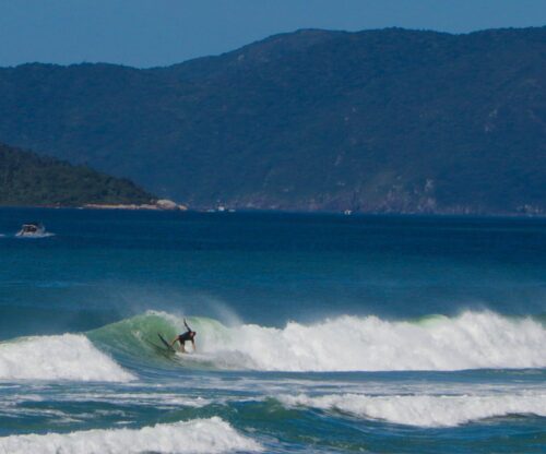 Praia do Santinho, em Florianópolis, sedia etapa do circuito da WSL