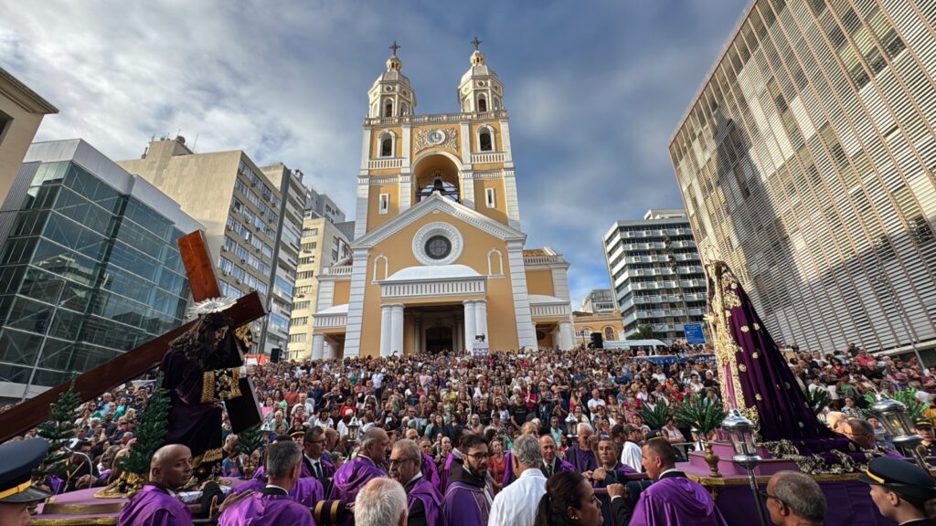 Procissão do Senhor dos Passos reúne 80 mil fiéis em Florianópolis