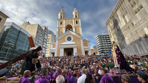 Procissão do Senhor dos Passos reúne 80 mil fiéis em Florianópolis