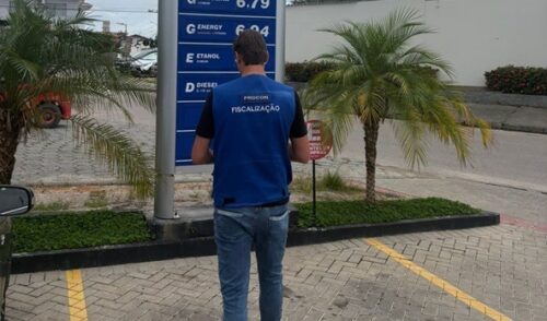 Procon fiscaliza postos após aumento no preço dos combustíveis em Palhoça