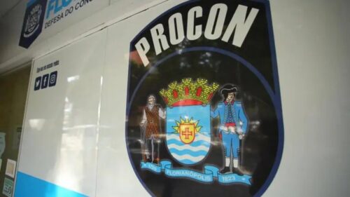 Procon notifica colégio por exigir material coletivo dos alunos em Florianópolis