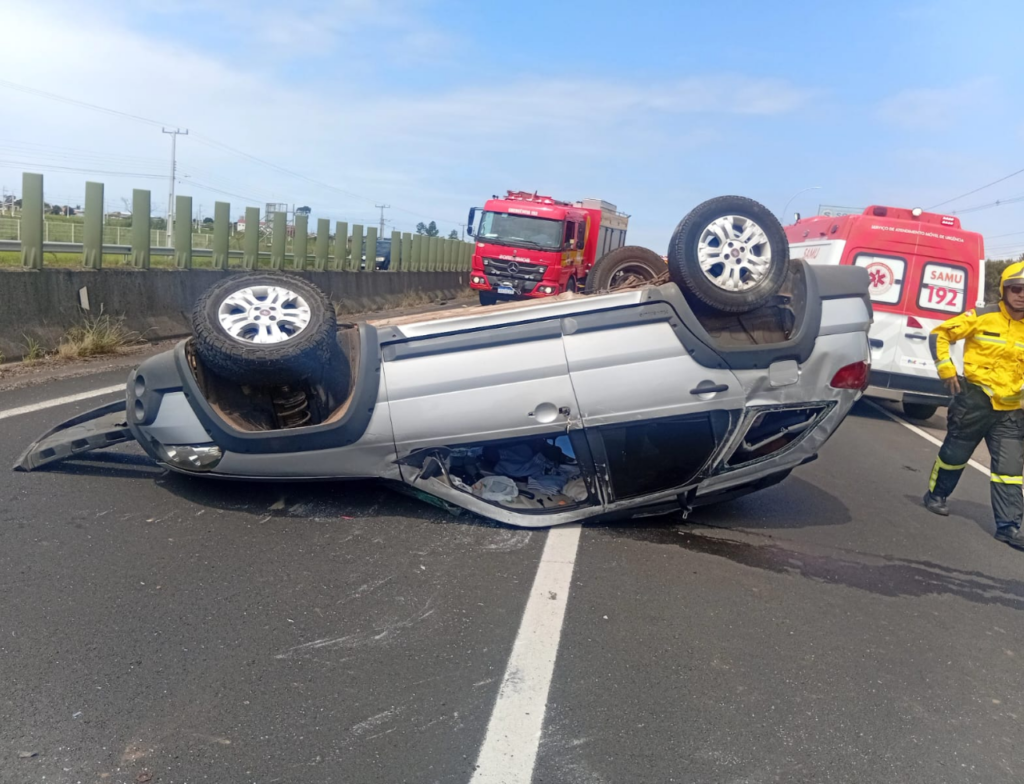 Carro capota na BR-101 e deixa quatro feridos em Sombrio
