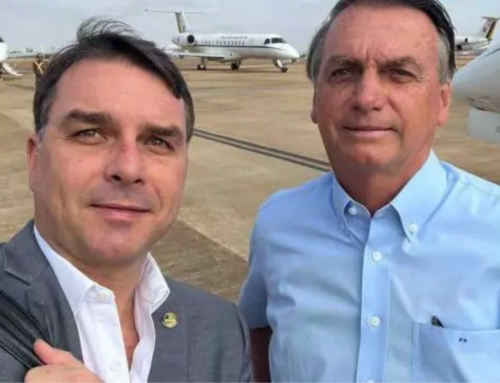 Flávio Bolsonaro integra defesa do pai e amplia acesso na prisão