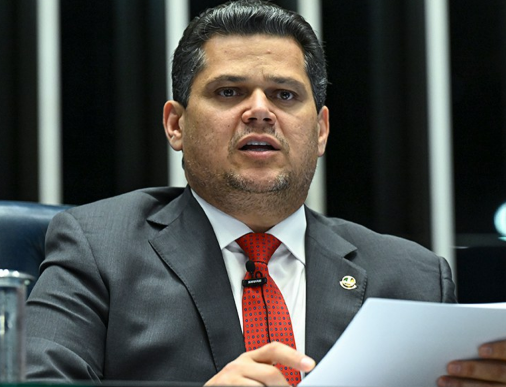 Alcolumbre mantém quebra de sigilo de Lulinha na CPMI