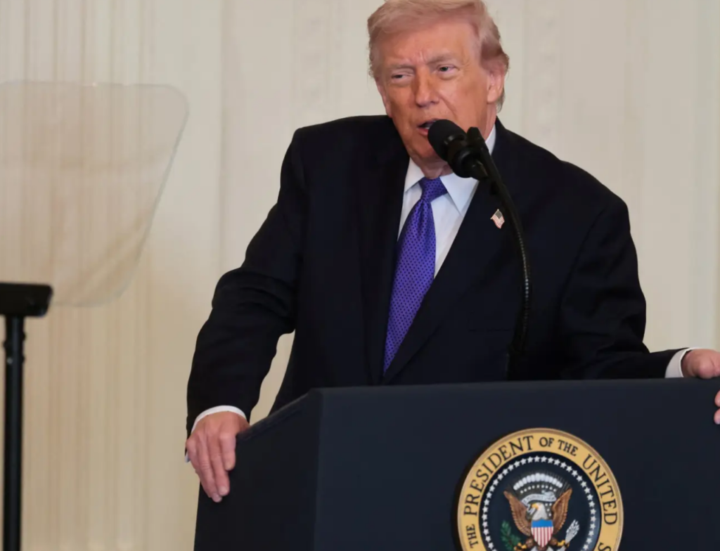 Trump promete novos ataques ao Irã e fala em mudança no comando do país